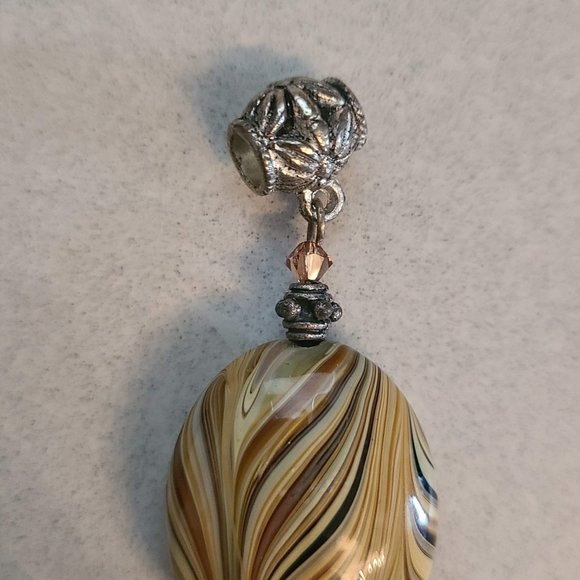 Oval Shaped Beige Pendant with Swirl Detailing - Picture 4 of 8